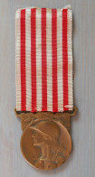 Médaille Commémorative De La Guerre 1914-1918 En Bronze. Graveur Morlon - France