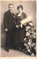 CARTE PHOTO - Couple - Un Couple Prenant La Pose  - Carte Postale Ancienne - Paare