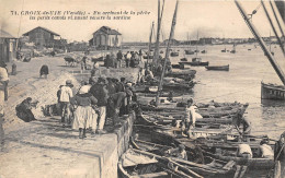 85-CROIX-DE-VIE- EN ARRIVANT DE LA PÊCHE LES PETITS CANOTS VIENNENT VENDRE LA SARDINE - Saint Gilles Croix De Vie