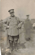 MILITARIA - Carte Photo - Soldat En Uniforme - Carte Postale Ancienne - Characters