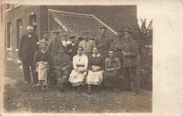 MILITARIA - Des Soldats En Groupe Et Famille ? - Carte Postale Ancienne - Personnages