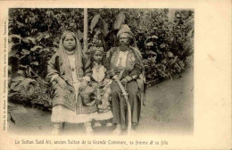 COMORES - Le Sultan Saïd Ali Ancien Sultan De La Grande Comore Avec Sa Femme Et Sa Fille - L 145874 - Comoros