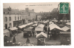 LESNEVEN (29) - LA PLACE UN JOUR DE MARCHE - Lesneven