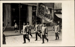 Photo CPA Prozession, Männer In Uniformen, Fahne Mit Jesus, 1931 - Personnages