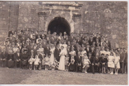 PHOTO DE GROUPE - NOCE DE MARIAGE  1956   - CARTE-PHOTO EGLISE BRETAGNE ? - DOS VIERGE - COIFFE - Noces