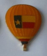 Pin's  MONTGOLFIERE  Avec  Drapeau - Fesselballons