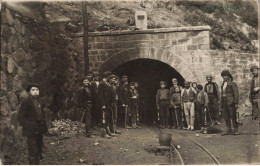 Métiers - Mineurs - Carte Photo - Groupe De Mineurs Devant L'entrée De La Mine - Carte Postale Ancienne - Mineral