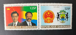 Gabon Gabun 2004 Mi. 1667 - 1668 30 Ans De Coopération Sino-Gabonaise Chine China Bongo Flag Drapeau Coat Of Arms - Gabón (1960-...)