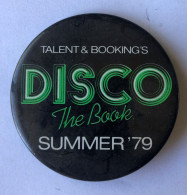 Grand Badge Vintage - DISCO The Book Summer 1979 - Talent & Booking's - Livre Tolin Steve - Objets Dérivés