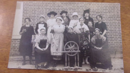 GREECE GRECE CARTE PHOTO  GROUPE DE FEMMES  BRODERIE SOUVENIR DE SALONIQUE  ROUET COIFFES - Greece