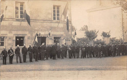 Non Localise. Carte Photo .Peut-être Deux Sèvres Mairie. Pompiers Drapeaux Tricolores   ( Voir Scan) - Altri & Non Classificati