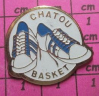 1115a Pin's Pins / Beau Et Rare / SPORTS / BASKET BALL CHATOU PAIRE DE ... TENNIS !! - Pallacanestro