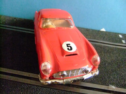 VOITURE SCALEXTRIC TRI-ANG ASTON MARTIN GT ROUGE DB 4 PHARES AVEC LUMIÈRES - Circuiti Automobilistici