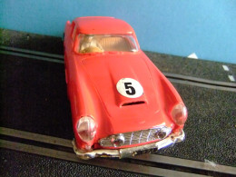 VOITURE SCALEXTRIC TRI-ANG ASTON MARTIN GT ROUGE DB 4 PHARES AVEC LUMIÈRES - Circuits Automobiles