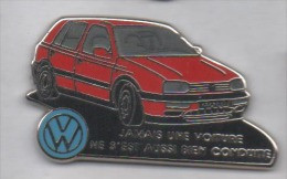 Superbe Pin's En Zamac , Auto VW Volkswagen Golf , Signé Decat - Volkswagen