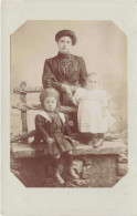 ENFANTS - Portrait De Famille - Une Mère Avec Ses Enfants - Carte Postale Ancienne - Gruppi Di Bambini & Famiglie