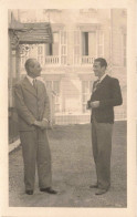 FAMILLES ROYALES - Le Prince Philip Discutant Avec Une Personne - Carte Postale Ancienne - Familles Royales