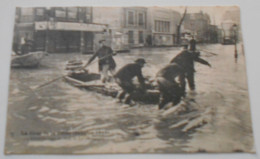 La Crue De La Seine - ( Janvier 1910 ) - Le Ravitaillement En Pain Se Fait Par Canots    ----------- Bte2-4 - Inondations