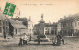 Buchy * La Place Du Village Et Statue Persac * Villageois - Buchy