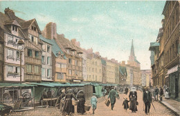 Lisieux * La Place Victor Hugo Et Les Vieilles Maisons En Bois * Marché - Lisieux