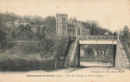 Chaumont En Vexin * Le Pont Du Chemin De Fer Et L'église - Chaumont En Vexin