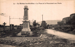 J1108 - La BALME Les GROTTES - D38 - La Place Et Le Monument Aux Morts - La Balme-les-Grottes