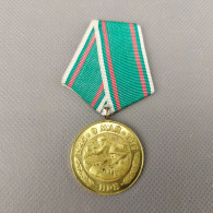 VINTAGE Bulgaria 30 Years Anniversary Victory In WW2 Medal #0610 - Altri & Non Classificati