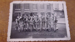 PHOTO AMATEUR SPRINTER CLUB DEPART DE CORBEIL 1934  AVEC  NOMS COUREURS - Ciclismo