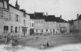 MIREBEAU - La Grande Rue (en Face La Place) - Commerce Vin Rochefrette - Animé - Mirebeau