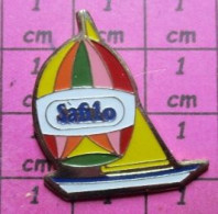 1115B  Pin's Pins / Beau Et Rare / SPORTS / VOILE VOILIER SPI MULTICOLORE SAFILO - Segeln