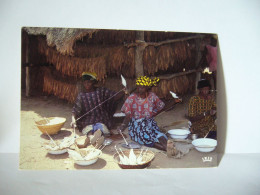 AFRIQUE EN COULEURS FILAGE DU COTON AFRICA IN PICTURE COTTON HAND SPINNING CPM - Non Classés