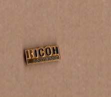 Pin's Informatique / Société Ricoh Normandie (doré) Longueur: 1,9 Cm - Informatique