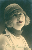 Fantaisie  Femme Coiffure Coiffe Bonne Année Ed Kelty Col Collier Vers 1930 ? Lèvre Colorisée Bonne Année Vœux - Femmes