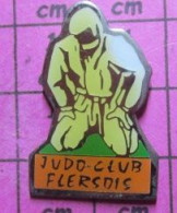 912A Pin's Pins / Beau Et Rare / SPORTS / JUDO JUDOKA KIMONO CLUB FLERSOIS FLERS - Judo