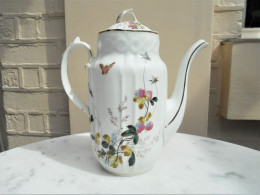 Ancienne Cafetière Porcelaine Blanche Fleurs Et Papillon - Autres & Non Classés