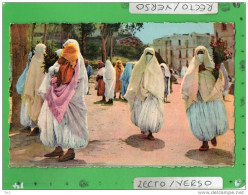 MOUKERES EN PROMENADE ( Scènes Et Types Afrique Du Nord MAROC ALGERIE TUNISIE ?  ) - Non Classés