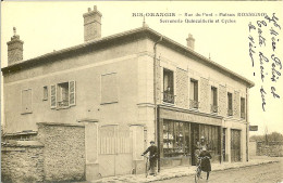 91 RIS ORANGIS RUE DU PONT SERRURERIE QUINCAILLERIE ET CYCLES GRAND PERE FELIX ET TATA LUCIE SUR LEUR VELO - Ris Orangis