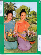 BEAUTIFUL THAI LADIES ENJOYING THE LOY KRATHONG  THAILAND - Thaïlande