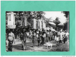 FEMMES PORTEUSES  PROCESSION ( ???? THAILANDE ???  LIRE COMMENTAIRES ) - Thaïlande