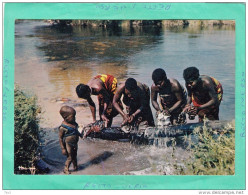 AFRIQUE EN COULEUR LESSIVE DANS LA RIVIERE - Non Classés