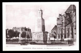 13005 - AISNE - SOISSONS - Place Centrale - Le Monument Aux Morts - Monuments Aux Morts