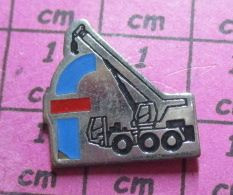 812G Pin's Pins / Beau Et Rare / TRANSPORTS / LETTRE F ET CAMION-GRUE ENGIN DE CHANTIER - Transports