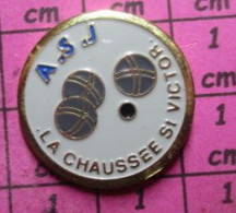 812G  Pin's Pins / Beau Et Rare /  SPORTS / CLUB PETANQUE A.S.J LA C HAUSSEE ST VICTOR - Boule/Pétanque