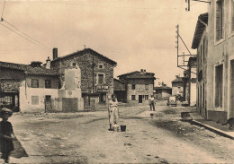 Valprivas * Place Du Village Et Le Monument Aux Morts De La Grande Guerre * Villageois - Andere & Zonder Classificatie