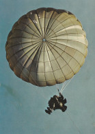 PARACHUTISME  -  Parachute à L'arrivé E Au Sol      CPM - Paracaidismo