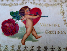 Cpa ANGE ST VALENTIN  Gaufrée ANGELOT, CUPIDON Portant Une ROSE  Embossed ANGEL CUPID & FLOWER VALENTINE FAIRIES  OLD PC - Valentijnsdag