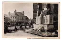 SEES-- Le Square De La Cathédrale Et Le Monument Aux Morts  (voiture) - Sees