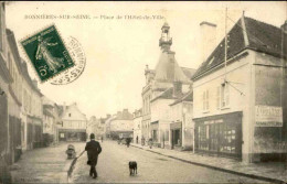 FRANCE - Carte Postale De Bonnières Sur Seine - Place De L'Hôtel De Ville - L 146118 - Bonnieres Sur Seine