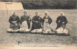 Morbihan * Marchandes De Gâteaux Accompagnant Les Noces Bretonnes * Coiffe - Autres & Non Classés