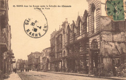 Reims * La Rue De Vesle * Dans Les Ruines , Après La Retraite Des Allemands * Bombardements - Reims